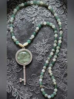 Aventurine & Pearl Stretch Necklace (Aventurine, Kiwi Jasper & Mother of Pearl)